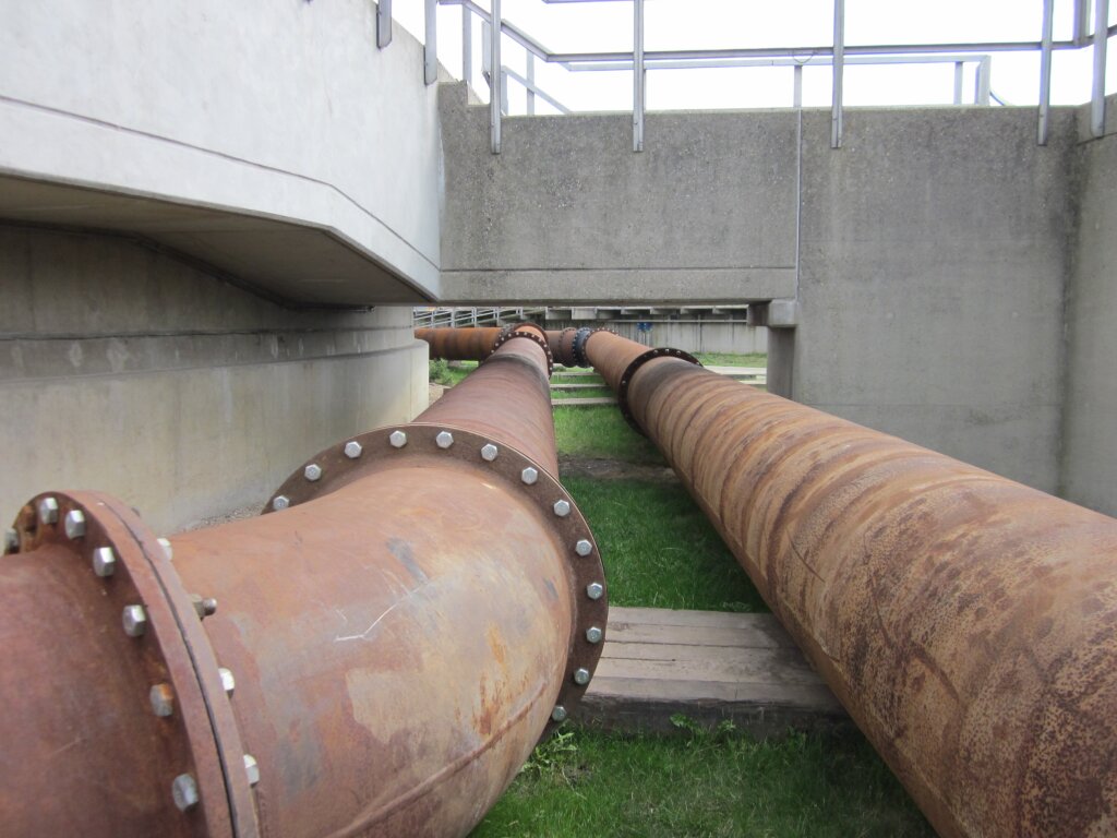 Project bij Bath op de RWZI aangelegd door Vanderkamp Pompen. Hier  zie je dat het soms passen en meten is voor ons op buizen op de goede manier te laten lopen.
